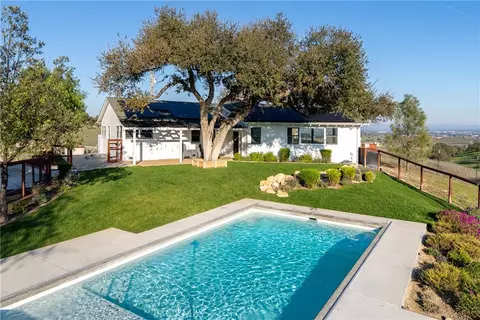 Exterior - 550 Villa Lots Rd, Paso Robles, CA 93446 photo 2 of 6