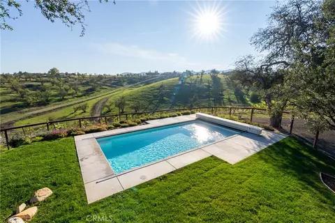 Exterior - 550 Villa Lots Rd, Paso Robles, CA 93446 photo 2 of 8