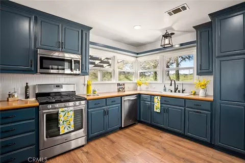 Kitchen - 550 Villa Lots Rd, Paso Robles, CA 93446 photo 2 of 2