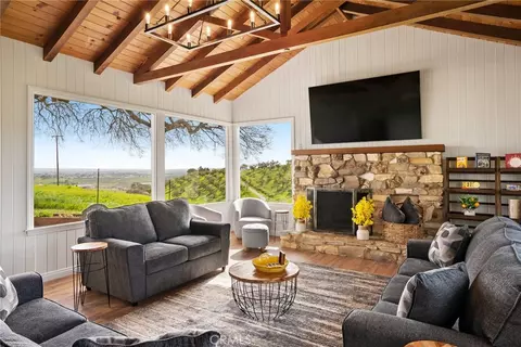 Living - 550 Villa Lots Rd, Paso Robles, CA 93446 photo 1 of 2