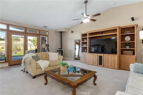 Living - 1615 Buggywhip Ln, Paso Robles, CA 93446 photo 2 of 5