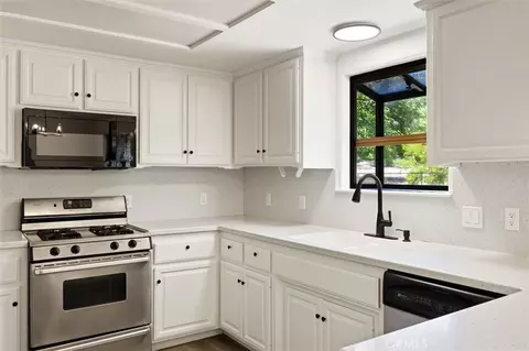 Kitchen - 14740 Morningside Rd, Atascadero, CA 93422 photo 2 of 4