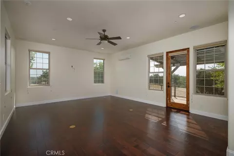 Living - 155 Via Del Salinas, Paso Robles, CA 93446 photo 4 of 5