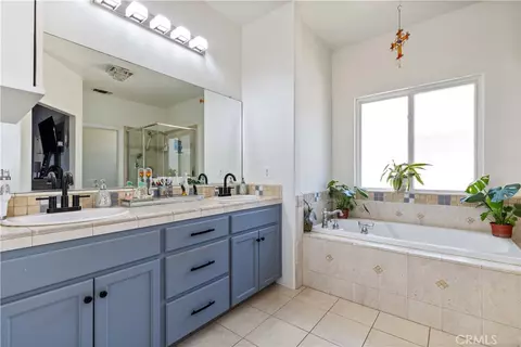 Bath - 2245 Vine St, Paso Robles, CA 93446 photo 2 of 5