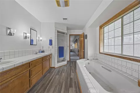 Bath - 3512 Mccray, Mountain Mesa, CA 93240 photo 4 of 5