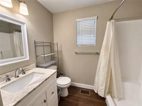 Bath - 528 Oak St, Paso Robles, CA 93446 photo 1 of 2