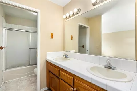 Bath - 1137 Woodhaven Ct, Paso Robles, CA 93446 photo 2 of 5