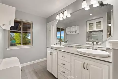 Bath - 725 Renate Way, Paso Robles, CA 93446 photo 2 of 4