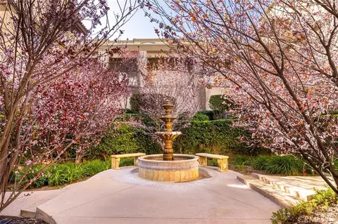 5240 Premiere Hills Cir #211, Woodland Hills, CA 91364