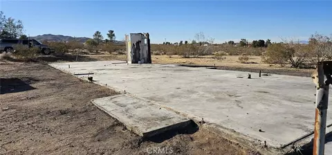 57186 Karol Rd, Landers, CA 92285 photo 2