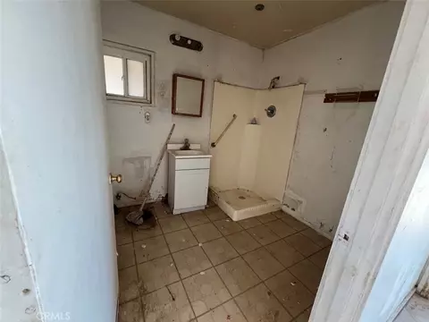 Bath - 2674 Chapton Ln, Landers, CA 92285 photo 1 of 4