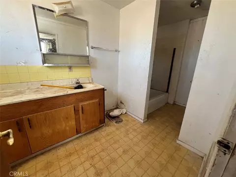 Bath - 2674 Chapton Ln, Landers, CA 92285 photo 2 of 4