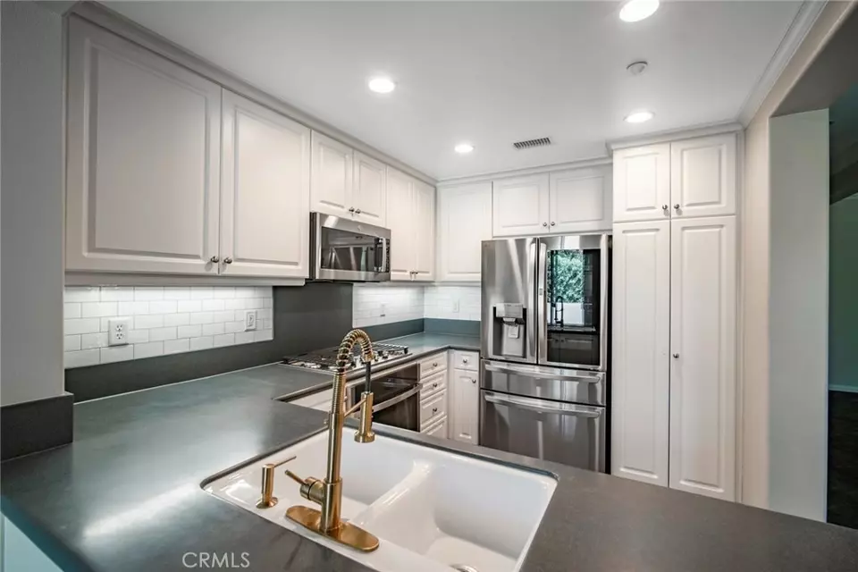 Kitchen - 16 Aryshire Ln, Ladera Ranch, CA 92694 photo 2 of 3