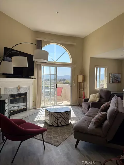 2713 Antonio Dr #301, Camarillo, CA 93010