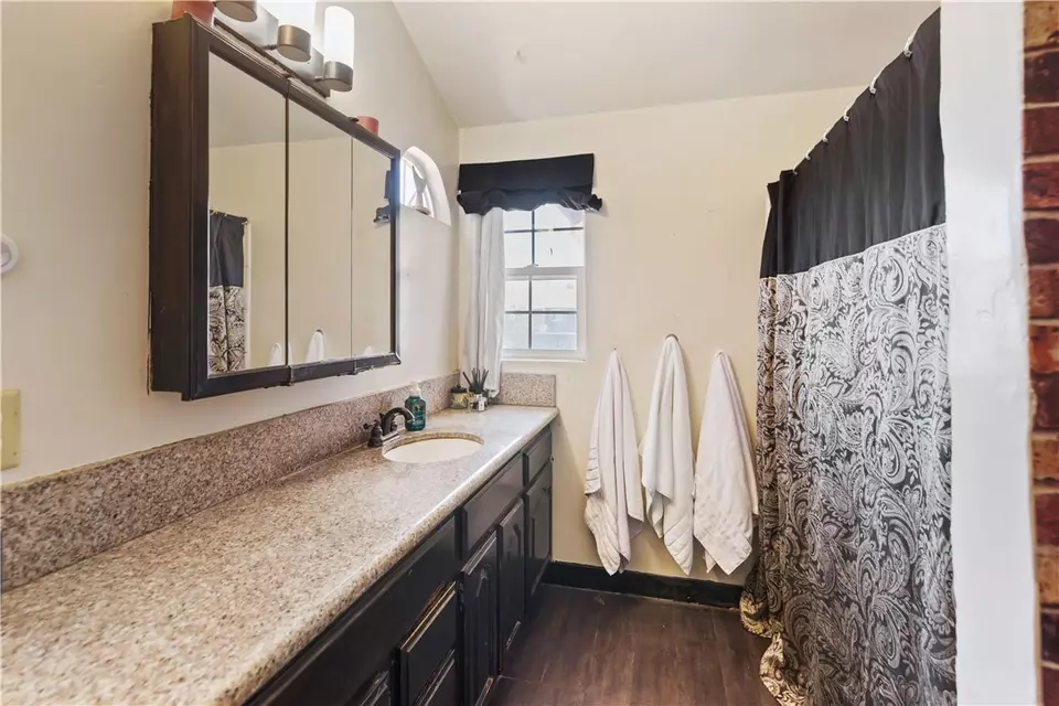 Bath - 7045 Varna Ave, North Hollywood, CA 91605 photo 2 of 3