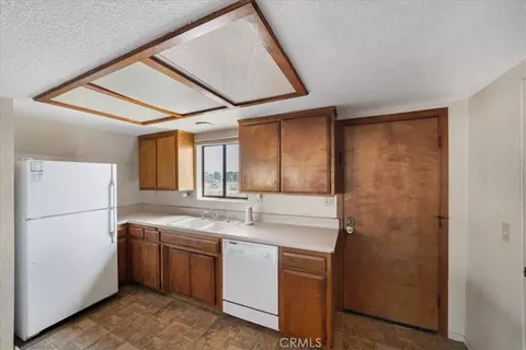 Kitchen - 10075 Monte Vista Rd, Phelan, CA 92371 photo 4 of 4