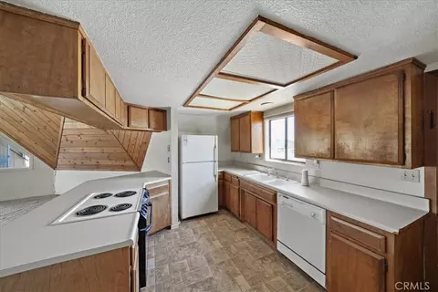 Kitchen - 10075 Monte Vista Rd, Phelan, CA 92371 photo 2 of 4