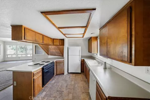 Kitchen - 10075 Monte Vista Rd, Phelan, CA 92371 photo 3 of 4