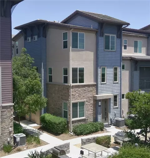 1014 Savi Dr #104, Corona, CA 92878