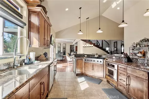 Kitchen - 858 Fox Tower Way, Big Bear Lake, CA 92315 photo 2 of 4