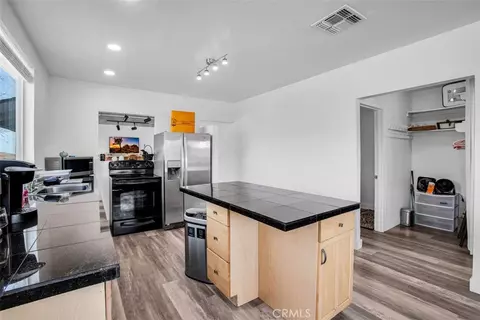 Kitchen - 59427 La Crescenta Dr, Yucca Valley, CA 92284 photo 1 of 2