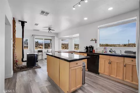 Kitchen - 59427 La Crescenta Dr, Yucca Valley, CA 92284 photo 2 of 2