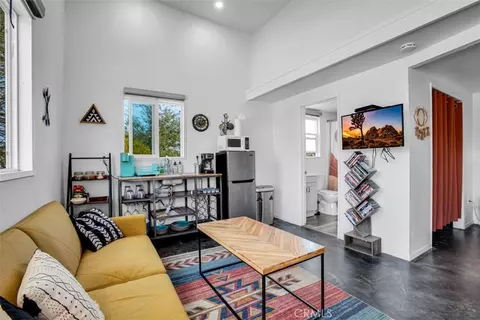 Living - 59427 La Crescenta Dr, Yucca Valley, CA 92284 photo 2 of 3