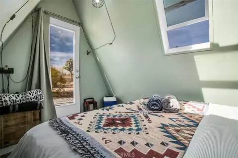 Bedroom - 59427 La Crescenta Dr, Yucca Valley, CA 92284 photo 6 of 10