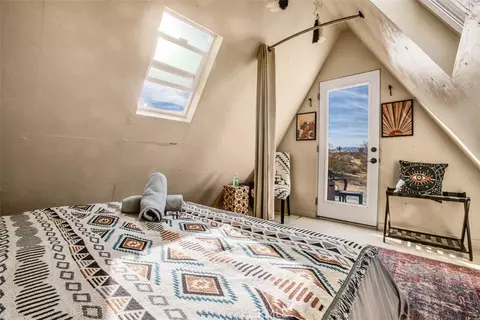 Bedroom - 59427 La Crescenta Dr, Yucca Valley, CA 92284 photo 2 of 10