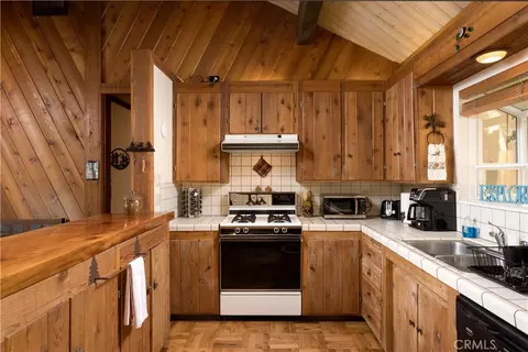 Kitchen - 43014 Moonridge Rd, Big Bear Lake, CA 92315 photo 3 of 3