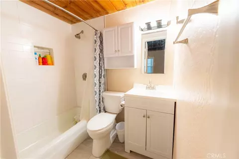 Bath - 23804 Lakeview Dr, Crestline, CA 92325 photo 1 of 4