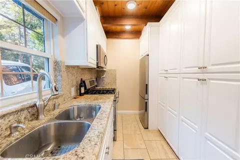 Kitchen - 23804 Lakeview Dr, Crestline, CA 92325 photo 3 of 3