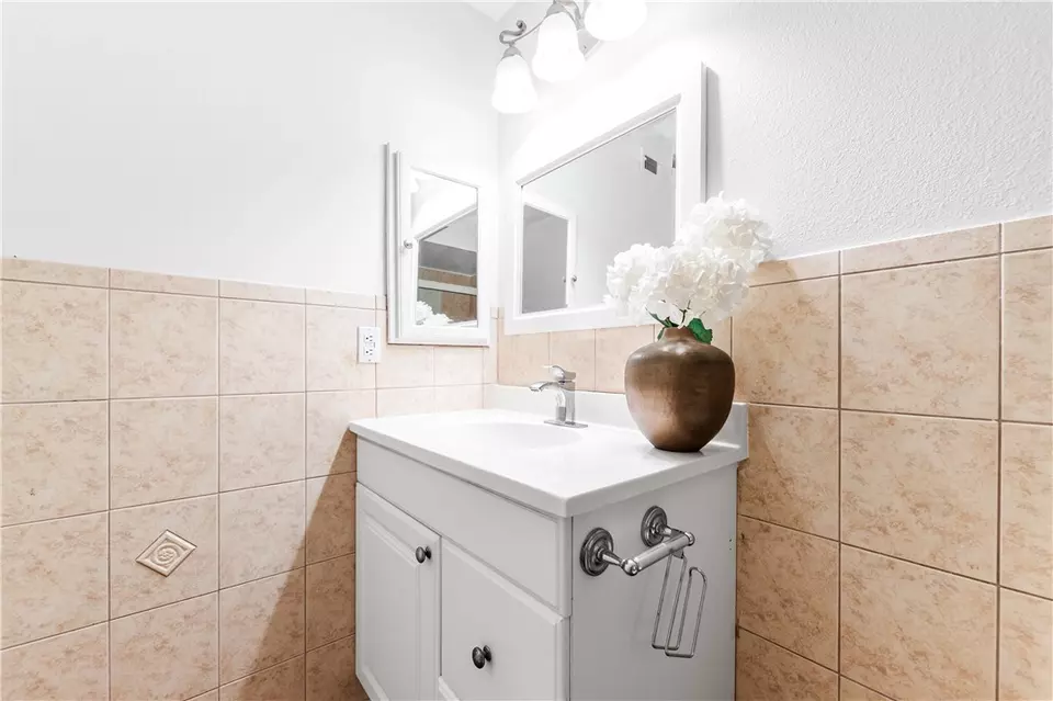 Bath - 15946 Clarendon St, Fountain Valley, CA 92708 photo 3 of 7