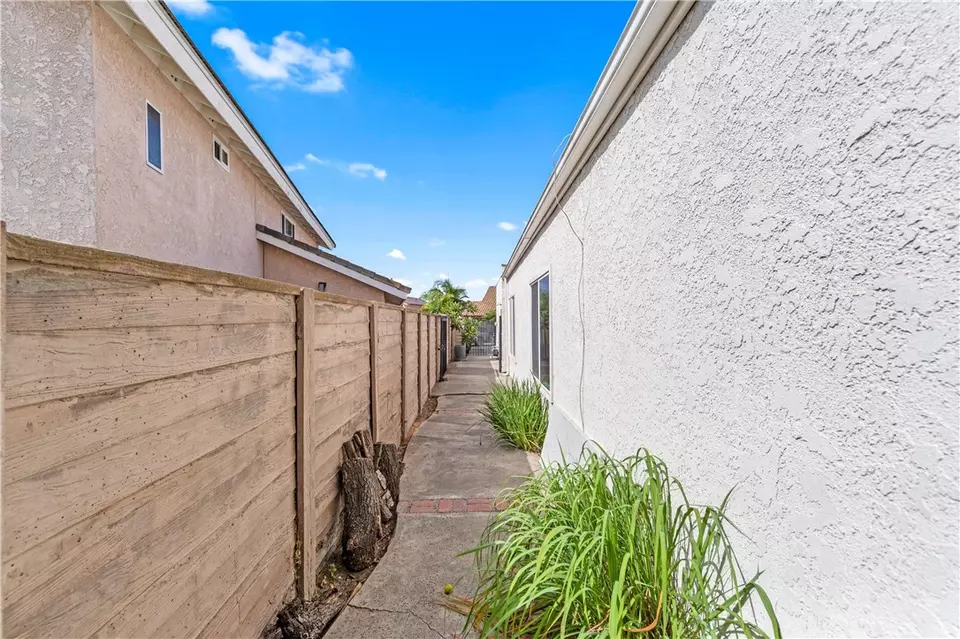 Exterior - 15946 Clarendon St, Fountain Valley, CA 92708 photo 8 of 11