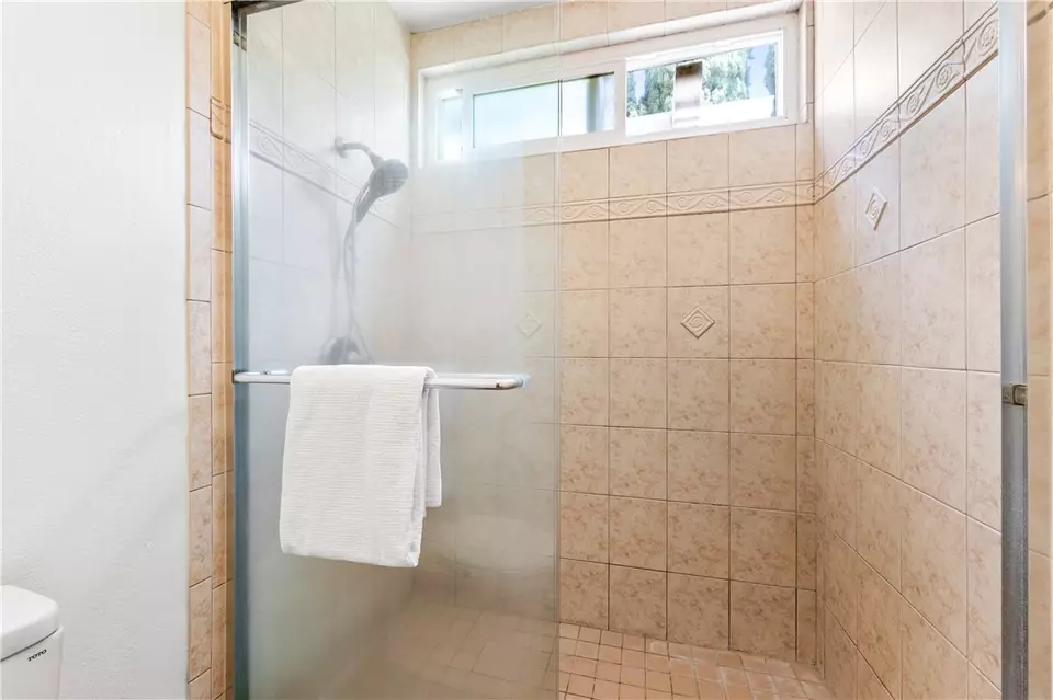 Bath - 15946 Clarendon St, Fountain Valley, CA 92708 photo 6 of 7