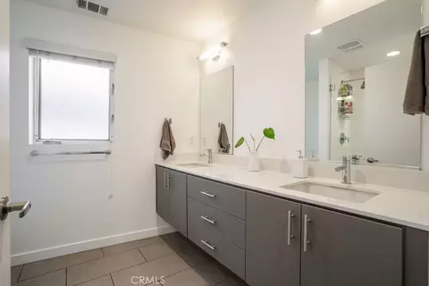 Bath - 2222 Strata, Eagle Rock, CA 90041 photo 1 of 3