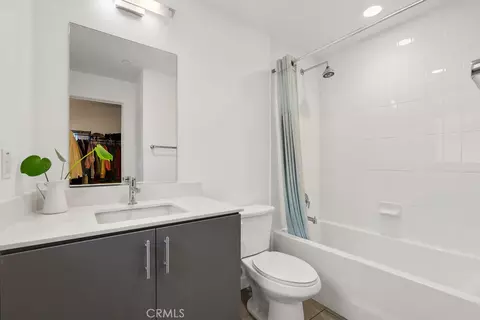 Bath - 2222 Strata, Eagle Rock, CA 90041 photo 2 of 3