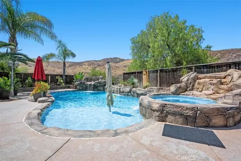 185 Alabaster, Perris, CA 92570