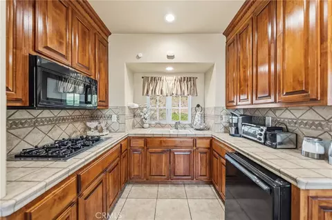Kitchen - 44930 Via Renaissance, Temecula, CA 92590 photo 5 of 5