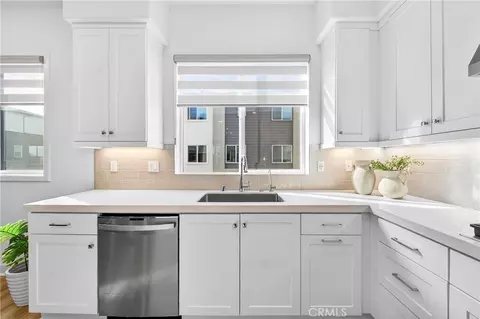 Kitchen - 132 Abacus, Irvine, CA 92618 photo 4 of 5