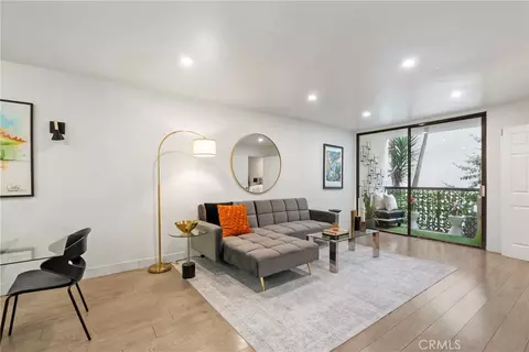 906 N Doheny #303, West Hollywood, CA 90069