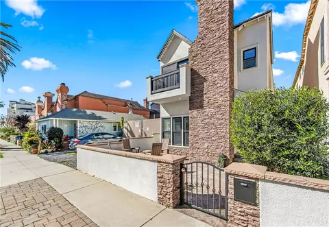 219 2nd St, Huntington Beach, CA 92648