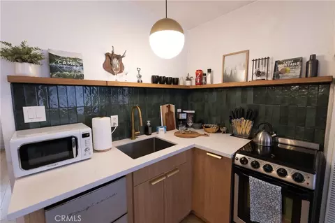 Kitchen - 376 Riverside Ave, Sugarloaf, CA 92386 photo 1 of 4