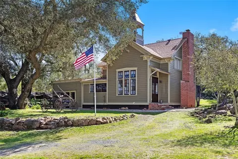 Exterior - 1239 Rainbow Valley Blvd, Fallbrook, CA 92028 photo 2 of 9