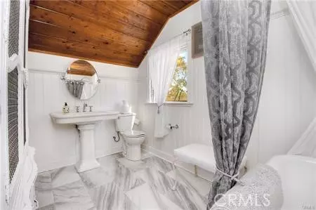 Bath - 1239 Rainbow Valley Blvd, Fallbrook, CA 92028 photo 2 of 3
