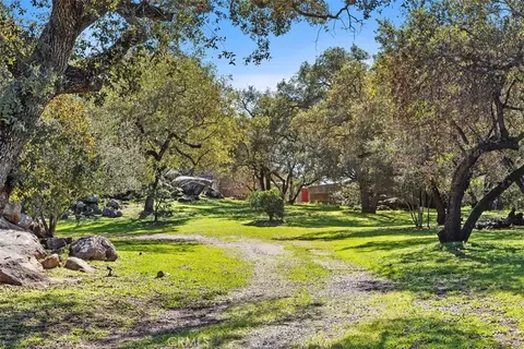 Exterior - 1239 Rainbow Valley Blvd, Fallbrook, CA 92028 photo 4 of 9