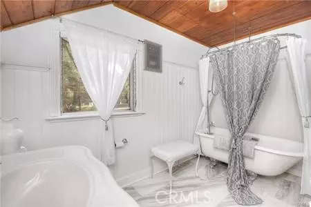 Bath - 1239 Rainbow Valley Blvd, Fallbrook, CA 92028 photo 3 of 3