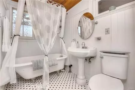 Bath - 1239 Rainbow Valley Blvd, Fallbrook, CA 92028 photo 1 of 3