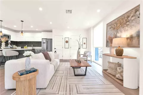 113 N Manhattan Pl, Los Angeles, CA 90004