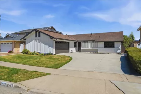 19562 Aragon Cir, Huntington Beach, CA 92646
